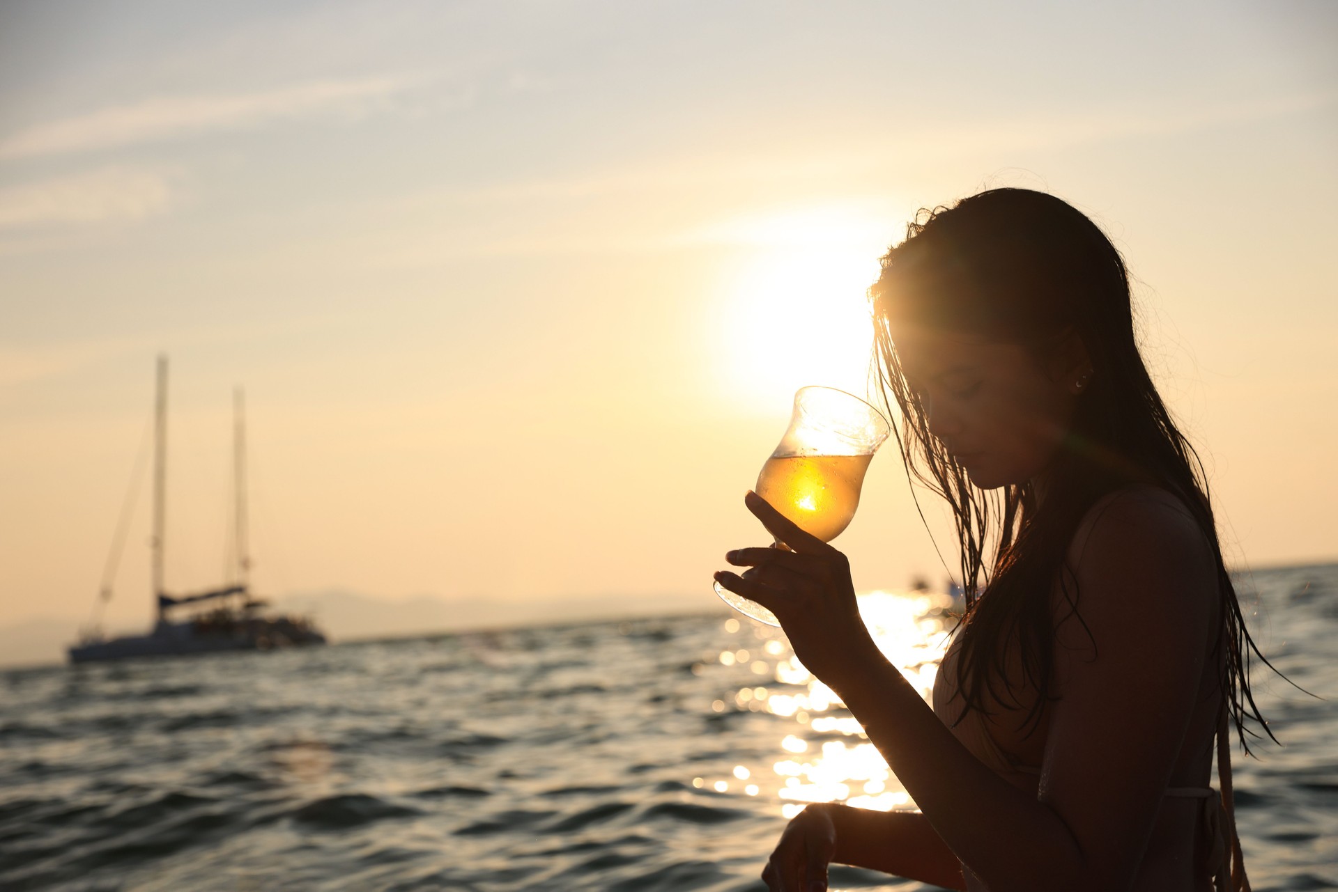 Coppia che brinda con un bicchiere di vino al tramontodurante una crociera